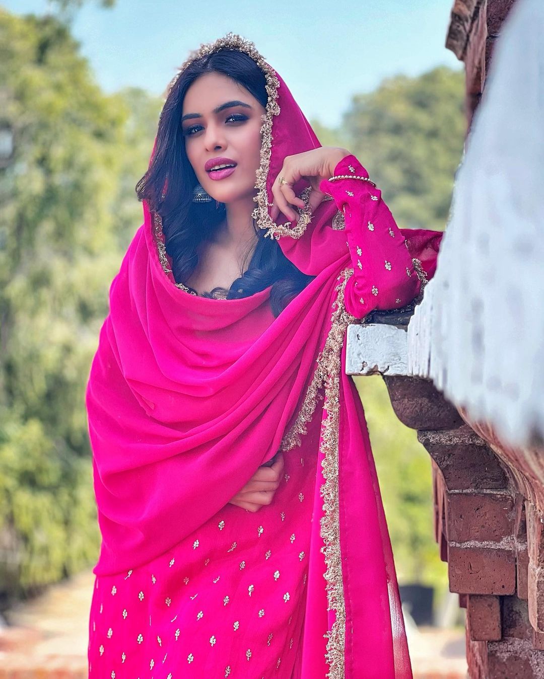 लोहड़ी पर गुलाबी रंग में रंगी नजर आईं नेहा मलिक, बिकिनी नहीं सूट सलवार पहने एक्ट्रेस चुरा ले गईं दिल