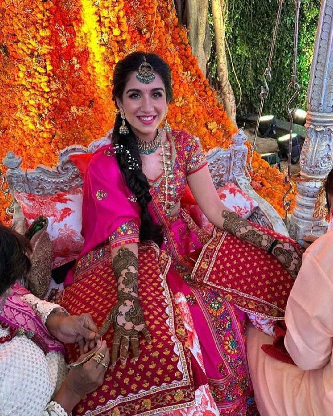 मुकेश अंबानी-नीता अंबानी के घर शुरू हुईं शादी की तैयारियां, पिंक लहंगा पहन मेहंदी लगवा रही दुल्हन दिखी खूबसूरत