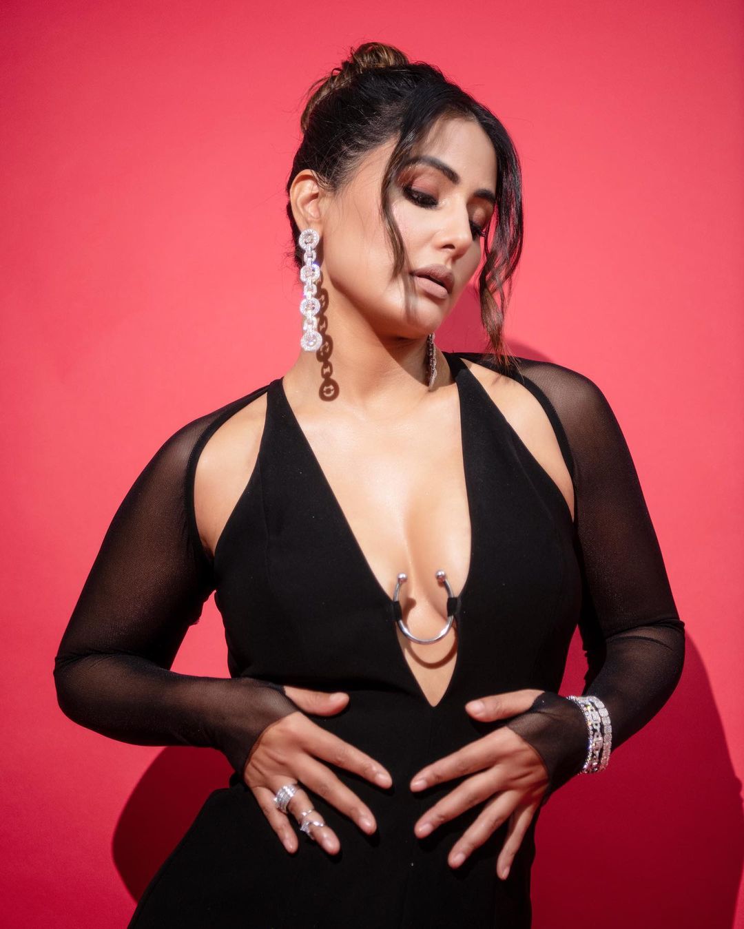 हिना खान की सेक्सी अदाएं देख छूटे फैंस के पसीने