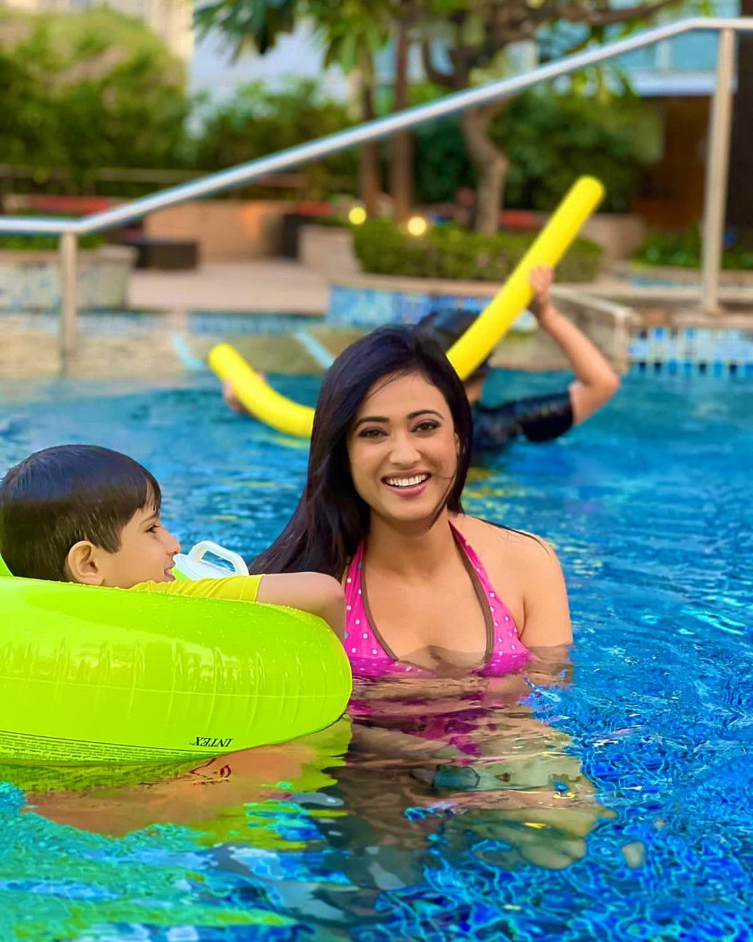 श्वेता तिवारी पूल में बेटे के साथ चिल करती आईं नजर, देखें हॉट फोटोज