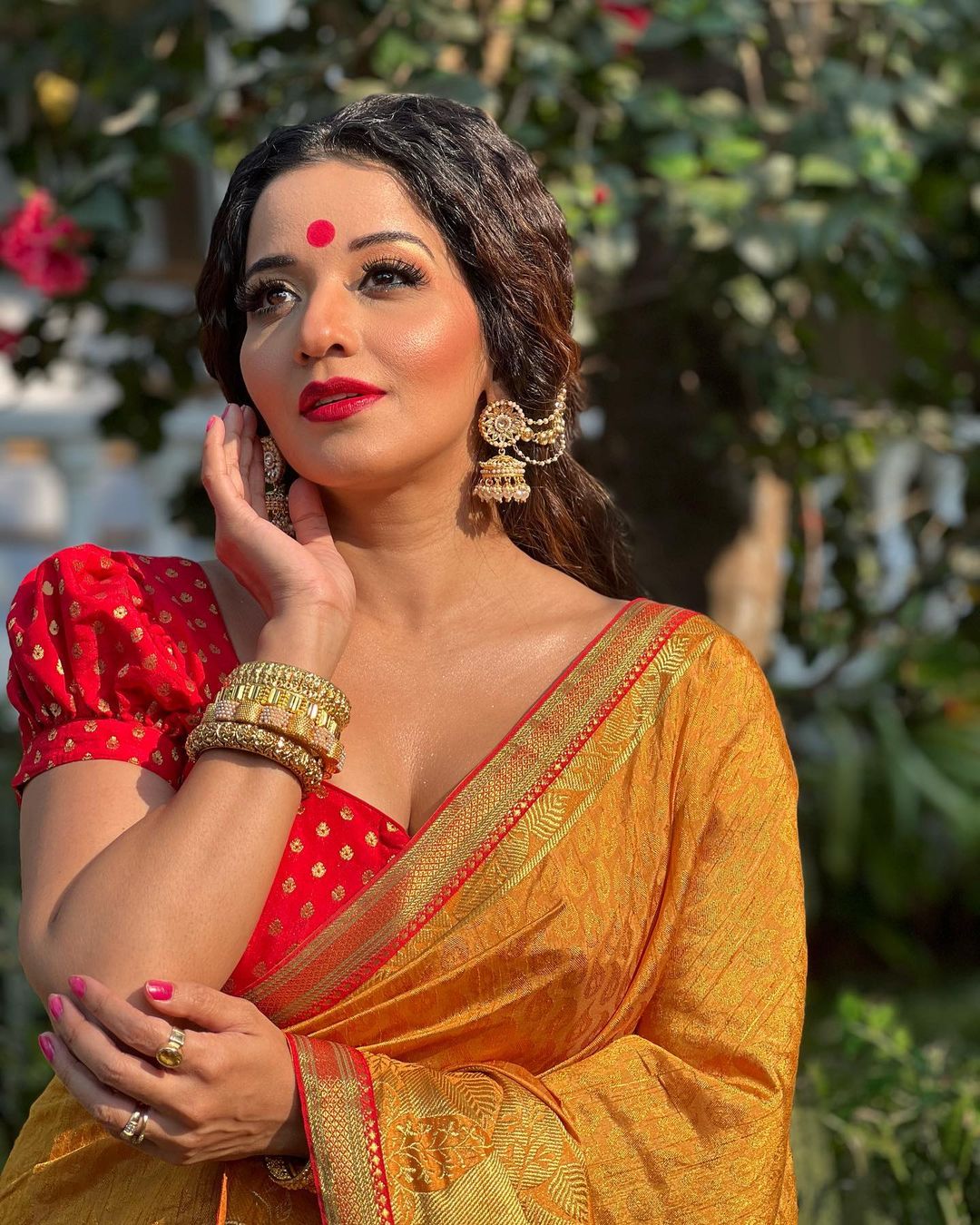 पीली साड़ी और माथे पर बिंदी लगा मोनालिसा ने फैंस को किया घायल, देखे बोल्ड फोटो