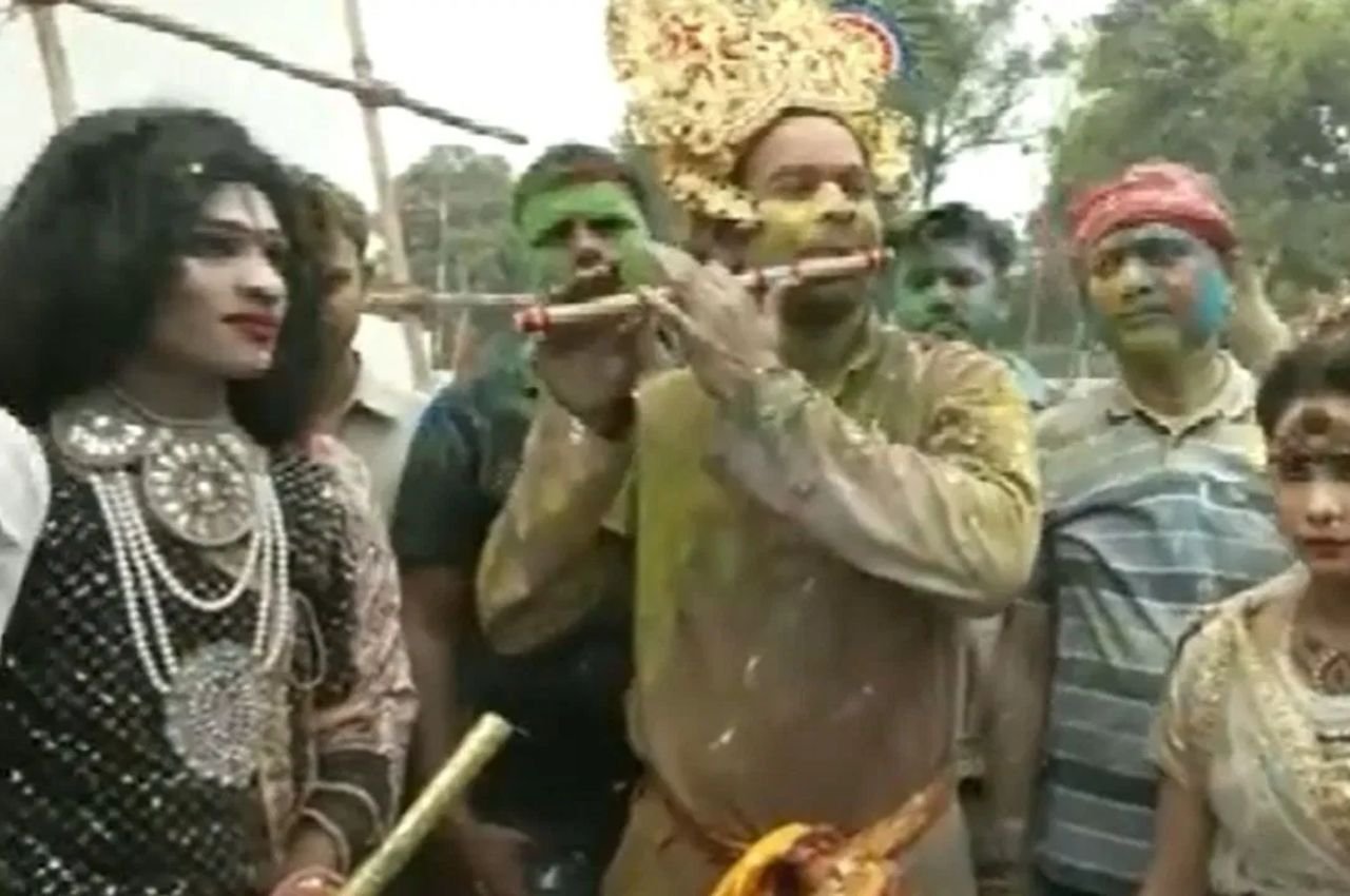 तेजप्रताप ने भगवान कृष्ण की वेशभूषा धारण कर खेली लट्ठमार होली, बजाई बांसुरी