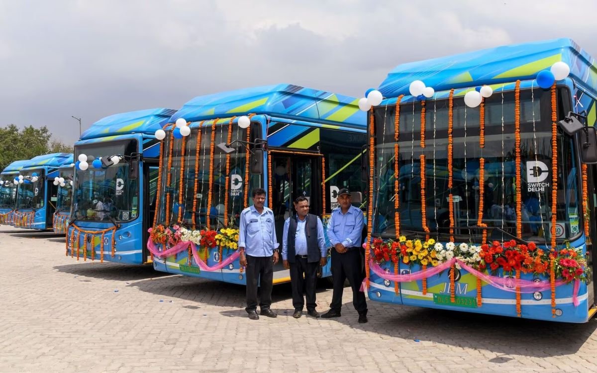 दिल्ली के एलजी और सीएम ने आधिकारिक तौर पर 500 इलेक्ट्रिक बसें लॉन्च कीं